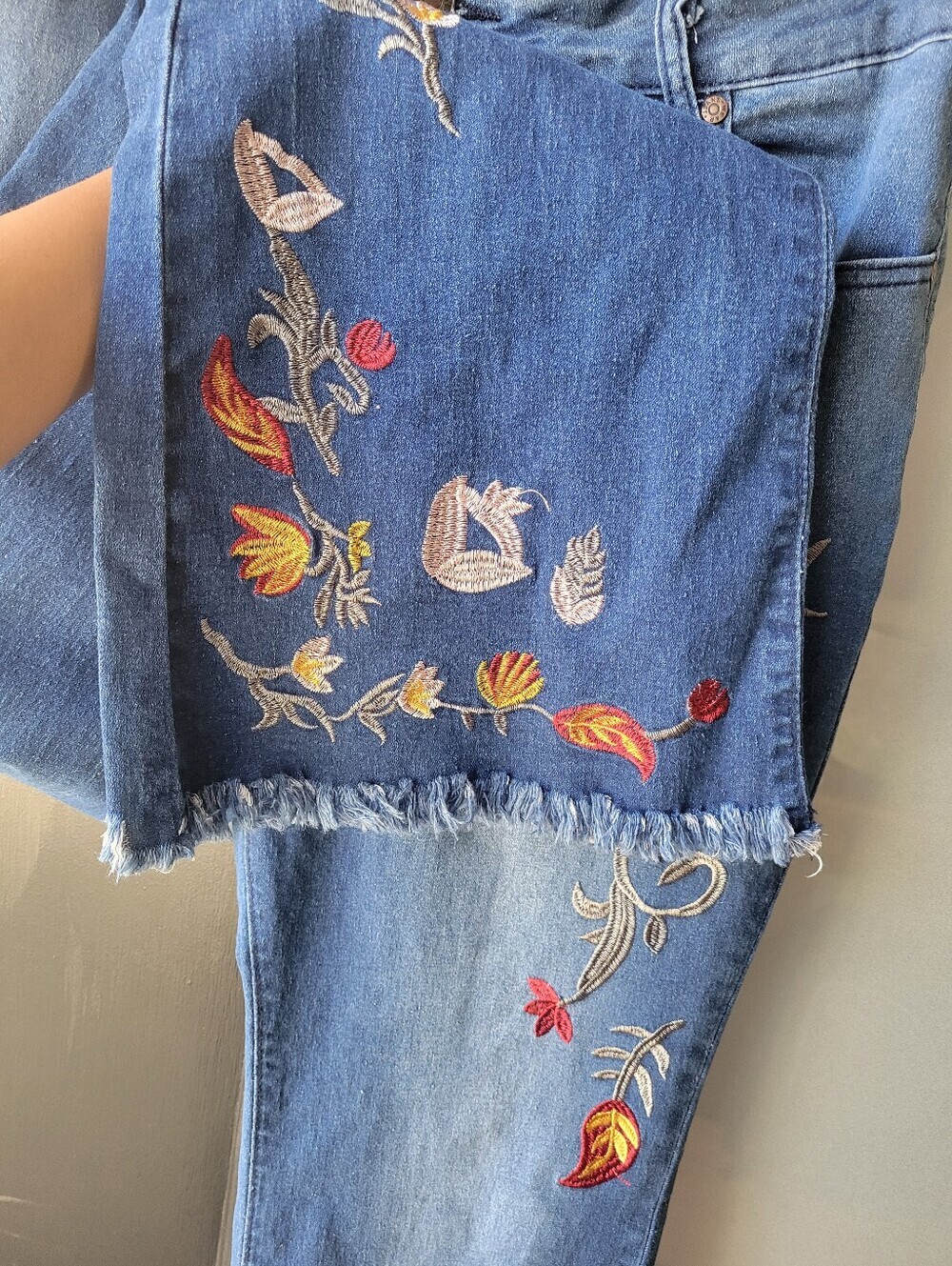 High Waisted Flared Women's Blue Jeans Size XXL Embroidered Flowers Raw Hem - Picture 4 of 10
